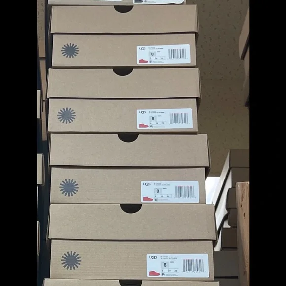 SOLD OuT💓WITH TAGS 💓 UGG®
Women's Classic Ultra Mini Shearling Booties PBSM … - Picture 7 of 13